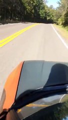 Il a la mauvaise idée d’utiliser sa vieille voiture dans cette descente !