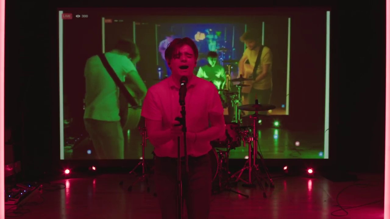 Ce groupe réalise son clip en Facebook Live en jouant avec le délai de connexion !!