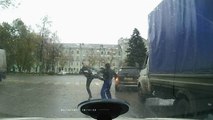 En russie les conducteurs règle les problèmes.. à la barre à mine sur la route !!