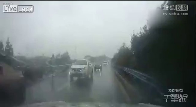 Cette conductrice folle fait demi-tour sur... l'AUTOROUTE !!