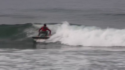 Il fait du surf.. sur une TV écran plat géante ! La Fnac vend des surfs maintenant ?