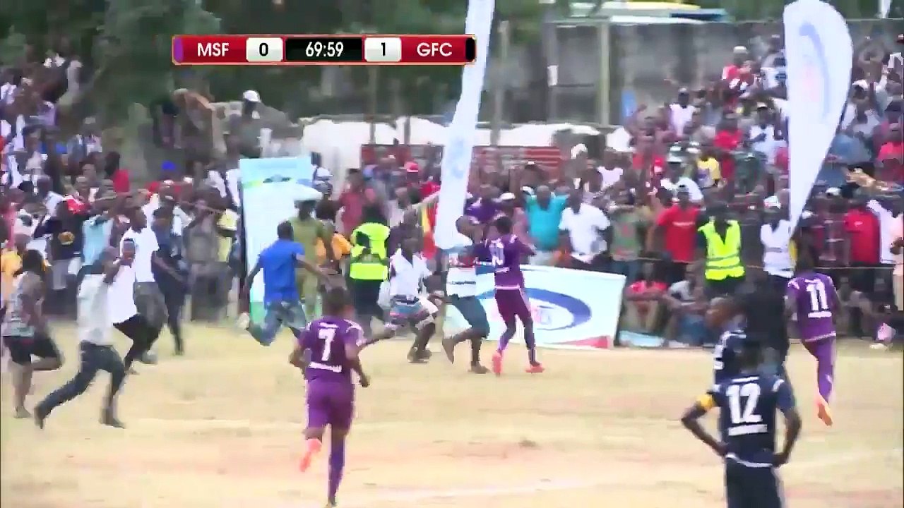 foot : Un gardien trop le malin devant un attaquant et prend un but