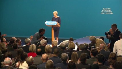 Theresa May interrompue par un comédien en plein congrès