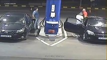 Un employé de station de service face à un jeune qui fumait près de la pompe à essence !