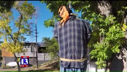 Скачать видео: Neighbors Say Utah Man's Halloween Decorations Go Too Far