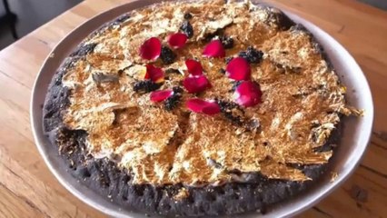 بالفيديو: البيتزا الأغلى في العالم.. بذهب 24 قيراط!