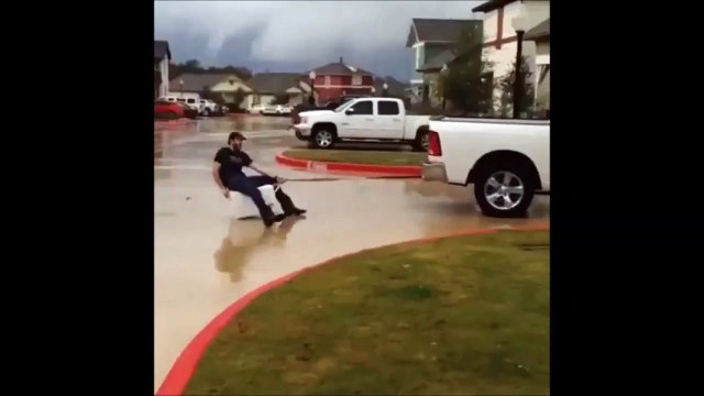 Un imbécile met sa vie en danger avec une stupide idée !