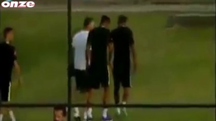 Neymar blessé par Paulinho  à l'entraînement