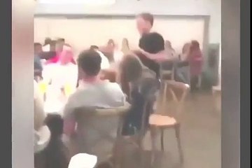 E bën të mendojë se po i propozon martesë, djali turpëron vajzën duke i zbuluar tradhtinë