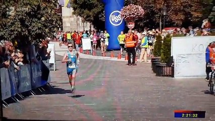 Un marathonien se trouve avec les parties intimes à l'air !