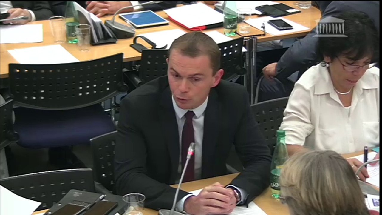 Examen en commission des Lois de la proposition de loi relative au maintien du caractère optionnel du transfert des compétences "eau et assainissement" aux EPCI le 4 octobre 2017