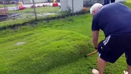 Našao je ogromu izbočinu na travi! Kad je probao da probuši rupu, nije mogao da vjeruje šta vidi!