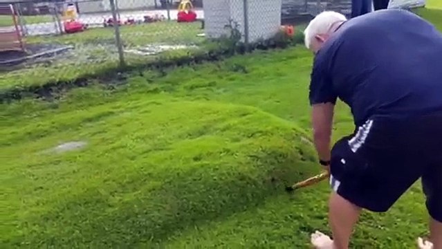 Našao je ogromu izbočinu na travi! Kad je probao da probuši rupu, nije mogao da vjeruje šta vidi!