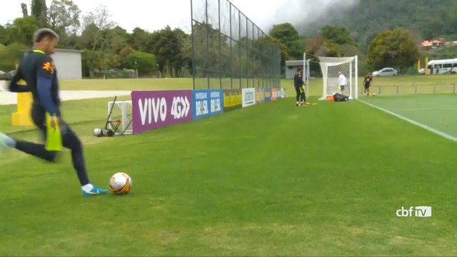Neymar e Willian treinam chutes de efeito em treino da Seleção; assista