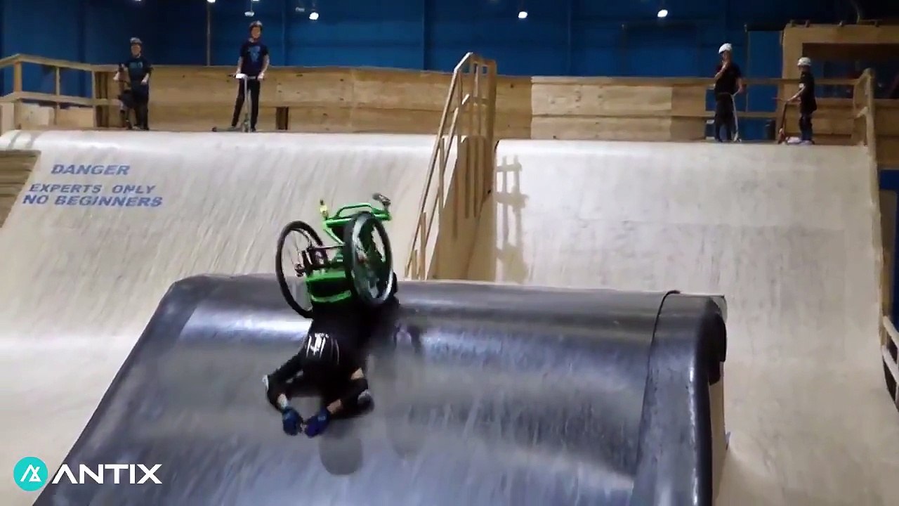 Cette jeune paraplégique est la seule à réaliser un backflip en fauteuil roulant !