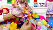 Peppa Pig en español y Trolls ¡Buscando huevos sorpresa y juguetes! Mundo Juguetes vídeos de Pepa