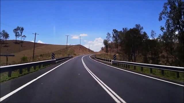 Quand il se met à pleuvoir des serpents en pleine route en Australie
