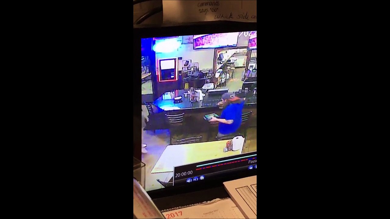 Cette femme tente de renverser l'assiette de cet homme mais va vite le regretter! FAIL