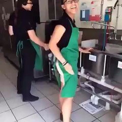 A esta camarera le estallan los pantalones en pleno baile