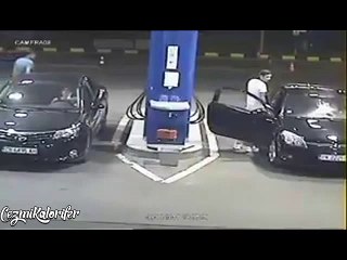 Benzinlikte Umarsızca Sigara İçen Elemana Gerekli Dersi Veren Pompacı
