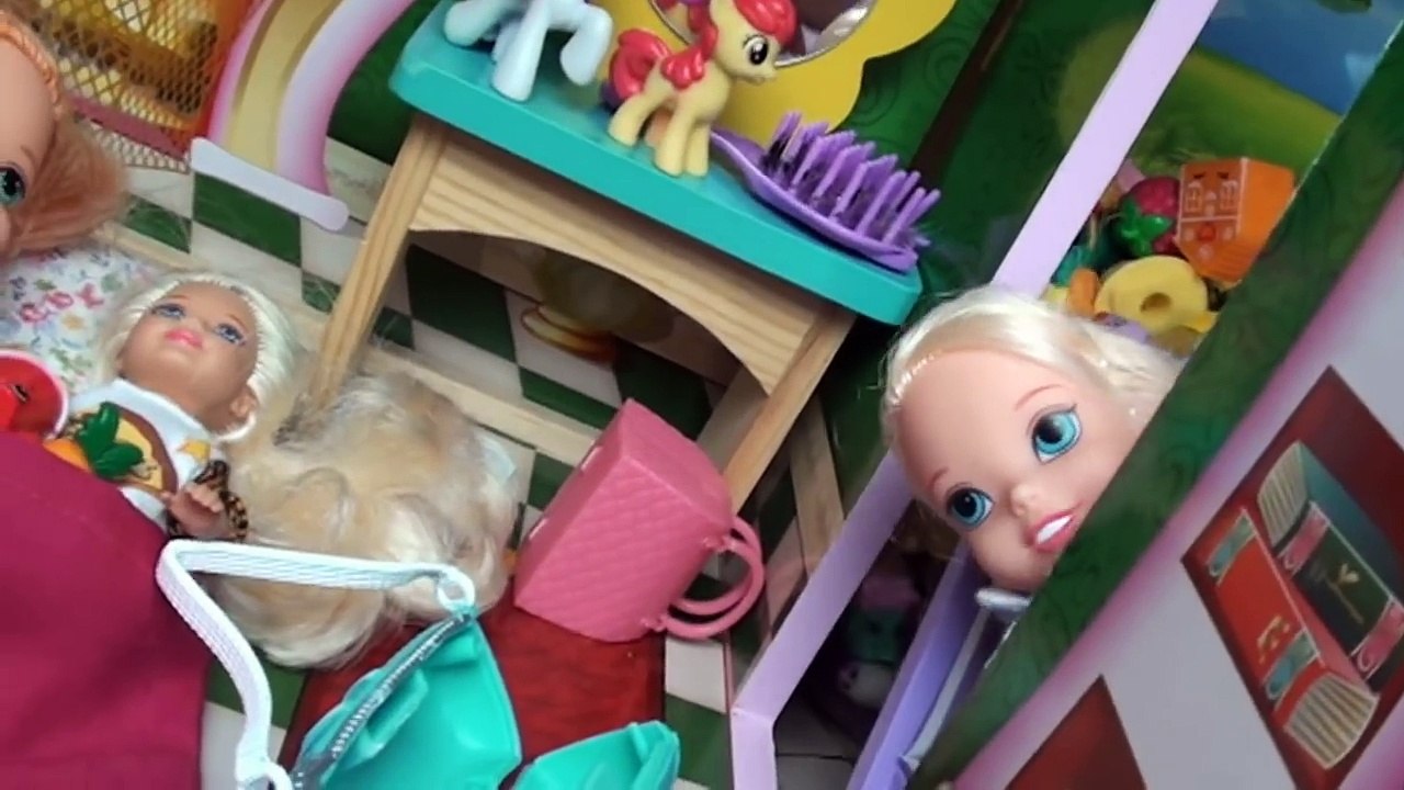 Anna and Elsa Toddlers Scary Sleepover! Monster under the Bed! Afraid! Barbie Chelsea Toys In Action