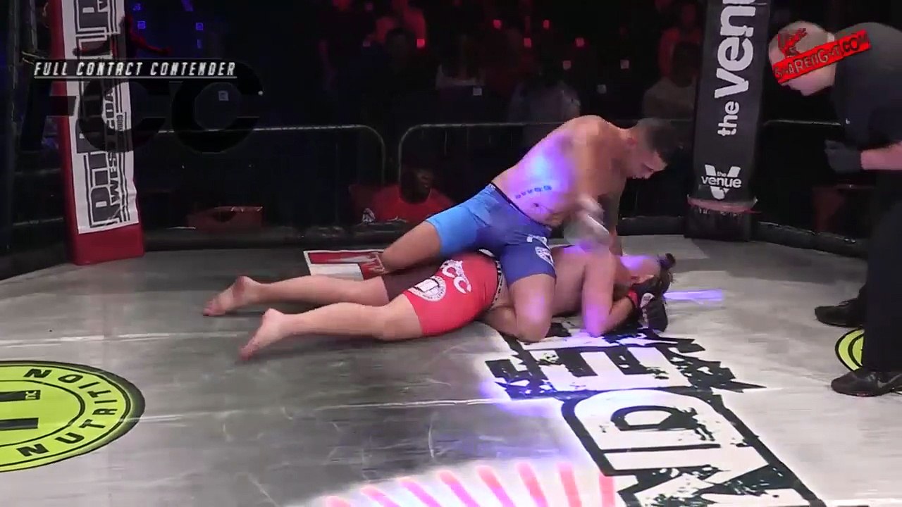 Ce combattant MMA gagne son combat grâce à une prise de catch incroyable !