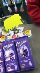 Un homme décide de tout faire à moitié. Sa journée est assez drôle !