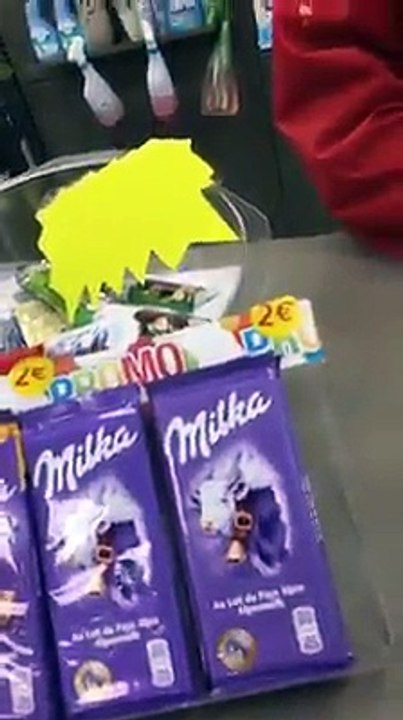 Un homme décide de tout faire à moitié. Sa journée est assez drôle !