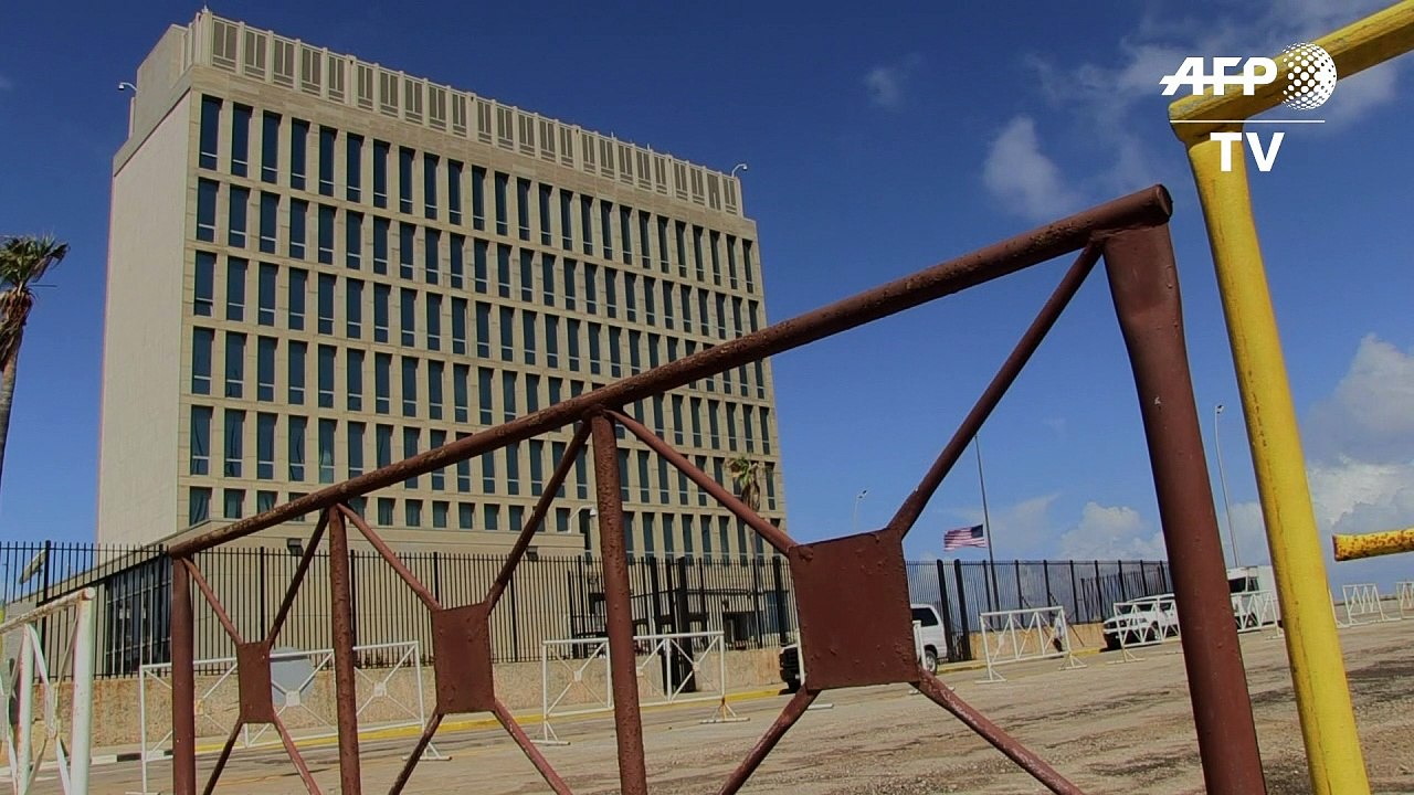 Cubanos que optan por visas a EEUU esperan frente a embajada