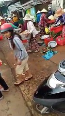 Xác minh clip cán bộ đá bay thau cá của người dân khi dẹp vỉa hè