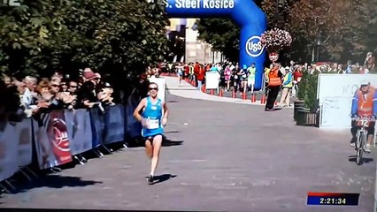 Tải video: Il termine le marathon avec un léger problème technique