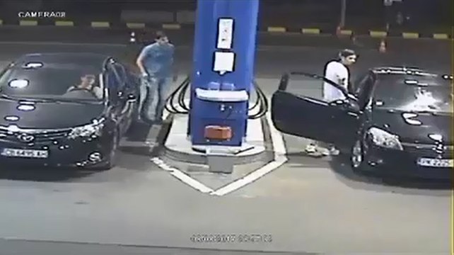 En fumant à une station service il se fait sévèrement punir.