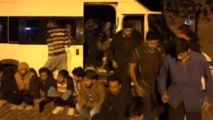 15 Kişilik Minibüsten 54 Kaçak Göçmen Çıktı