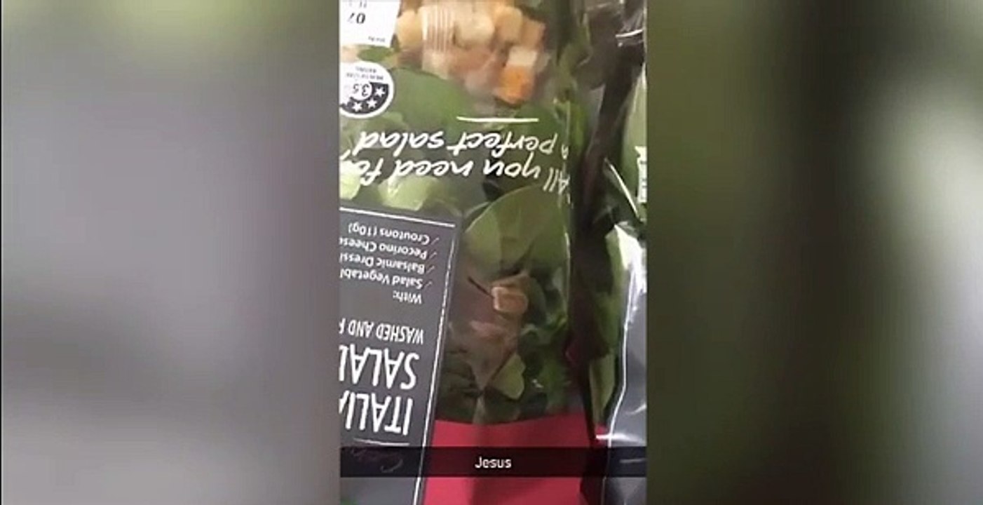 Melbourne: Kinh hoàng phát hiện ra nhện bò lổm ngổm trong salad ở Woolworths