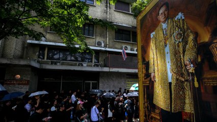 Milhões de tailandeses visitam túmulo do rei Bhumibol