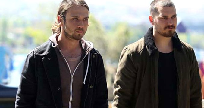 Uçakta Ayaklarını Koltuğun Tepesine Çıkaran Aras Bulut İynemli, Dillere Düştü