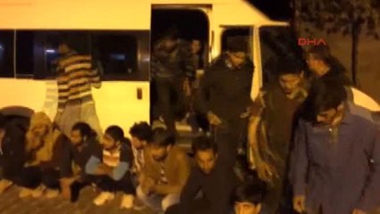 Van'da 14 Kişilik Minibüsten 54 Kaçak Çıktı