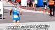 Il est libre Max: Un marathonien slovaque passe la ligne d'arrivée avec le sexe à l'air