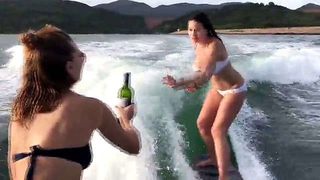 Joli réflexe d'une femme qui a le sens des priorités après une chute en wakesurf