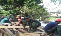 TNI Bantu Warga Bangun Akses Jalan Desa