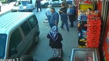 Esenler'de Trafikte Kavga Ettikleri Araç Sürücüsüne, Sopalarla Saldıran Şahıslar Kamerada