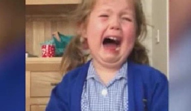 Erkek kardeşi olacağını öğrenen küçük kız gözyaşlarına boğuldu