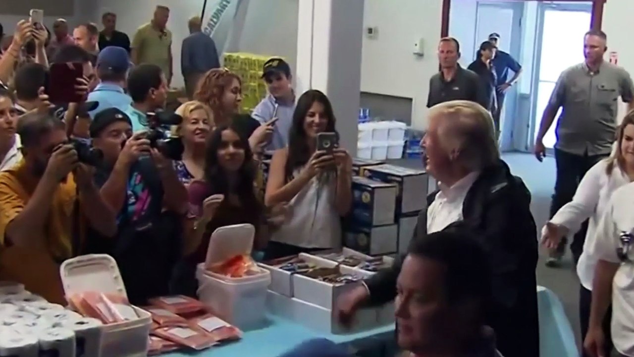 Trump lance du sopalin comme au basket à Porto Rico
