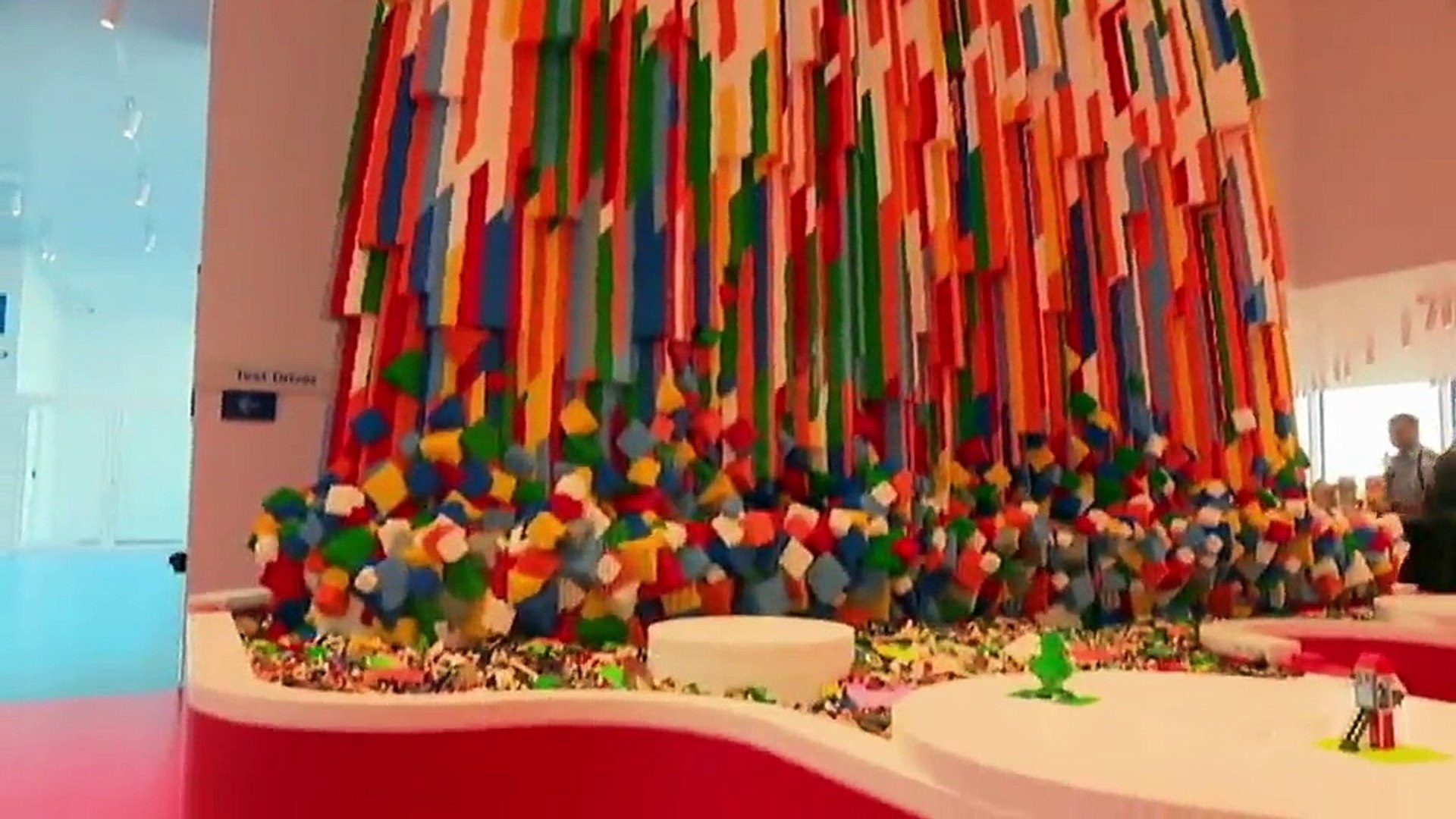 Lego inaugure au Danemark un musée en forme de petites briques - Vidéo  Dailymotion