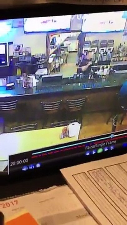 Une fille agresse un homme dans un bar (Fail)