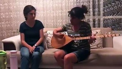 Esra Özakça Semih için türkü söylüyor