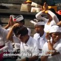 À Bali, malgré le danger du volcan Agung, ils continuent de prier
