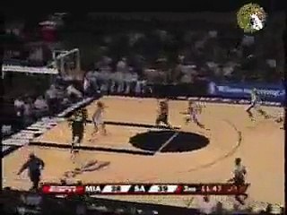 Shaquille O'Neal dunk in the face of Fabricio Oberto