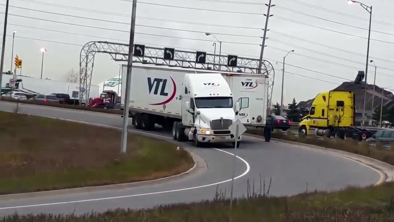 Semi Truck Drops His Trailer In The Middle Of Dixie Road