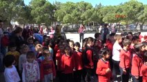 Edirne Atatürk Islanmasın Diye Büstüne Şemsiye Tutan Öğrenciler Ödüllendirildi